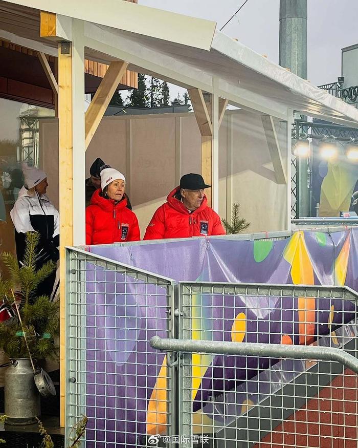 挪威运动员在滑雪比赛中失误，全场震撼