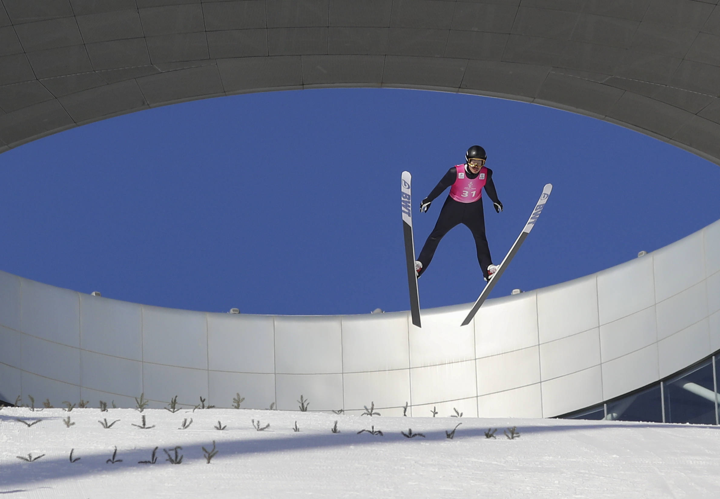 挪威运动员在滑雪比赛中失误，全场震撼