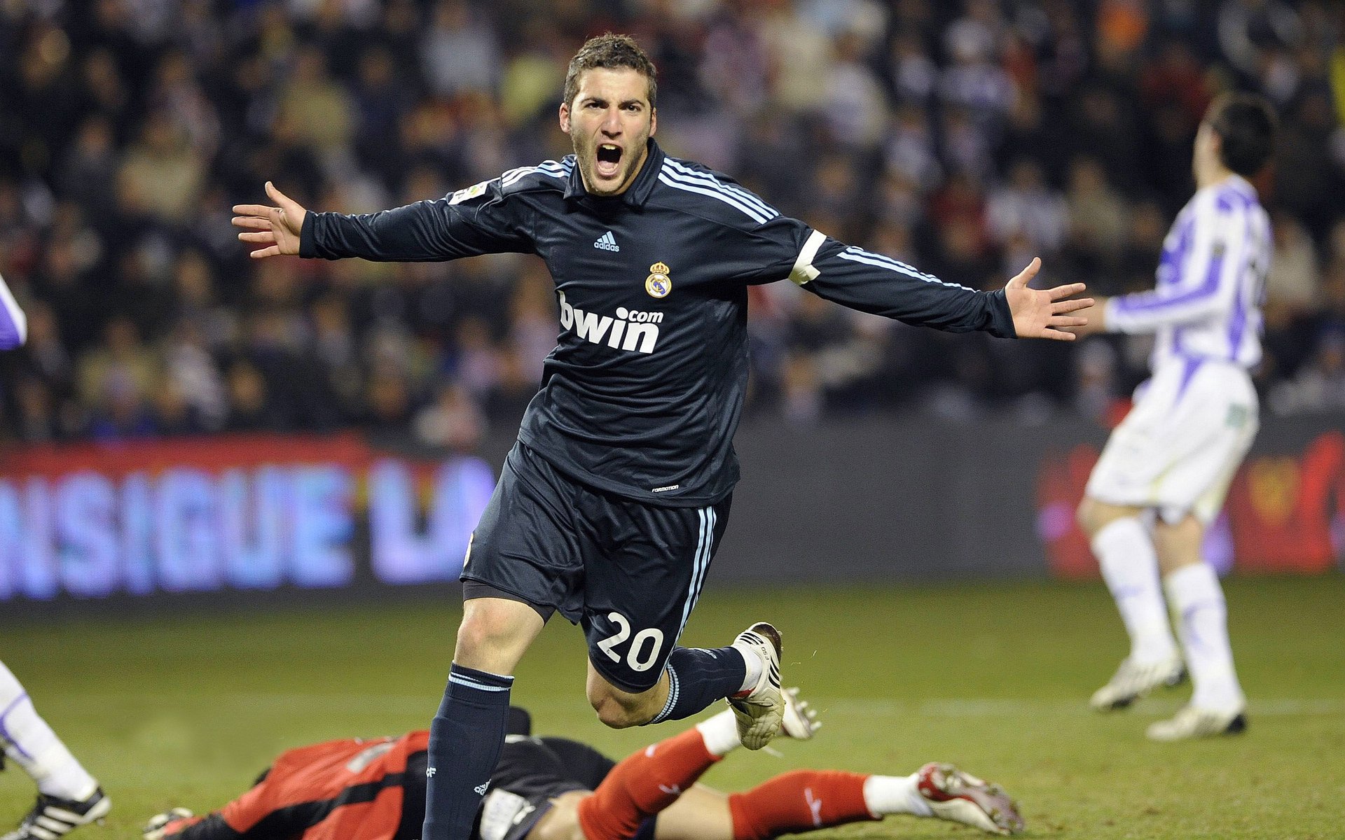 佩德里，孤独的艺术巨匠，与一场尼日利亚风暴如何映照现代足球的撕裂